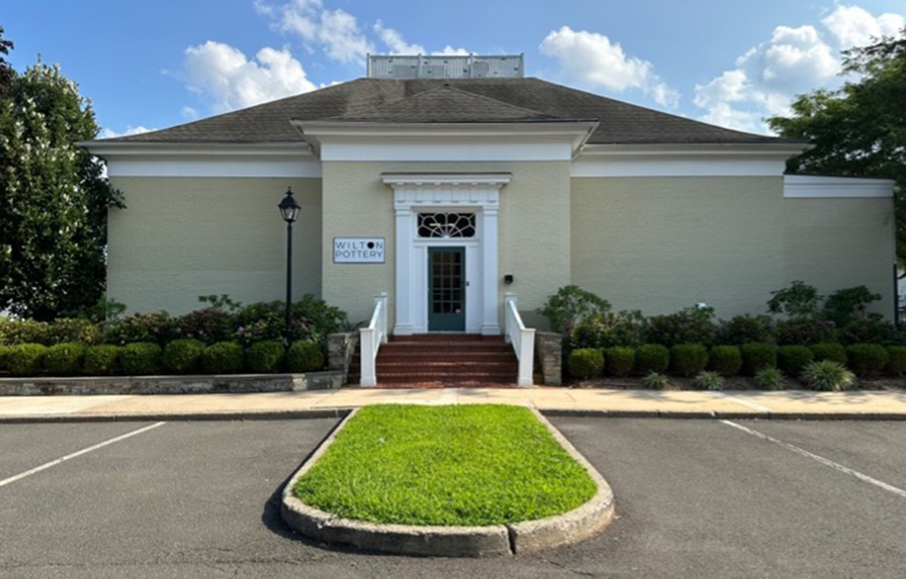 Angel Commercial represents  Wilton Pottery in 3,790 s/f lease